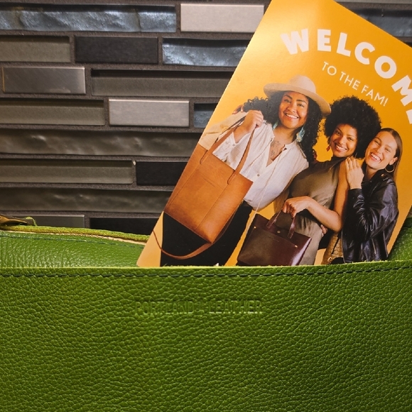 Portland Leather Mystique Bright Green Crossbody Bag - Picture 2 of 8